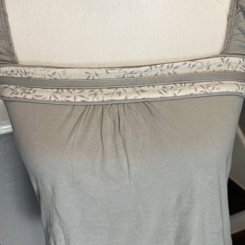 Abercrombie Gray Top with white & Gray front trim. Gathered straps & elastic Lg - Picture 2 of 13